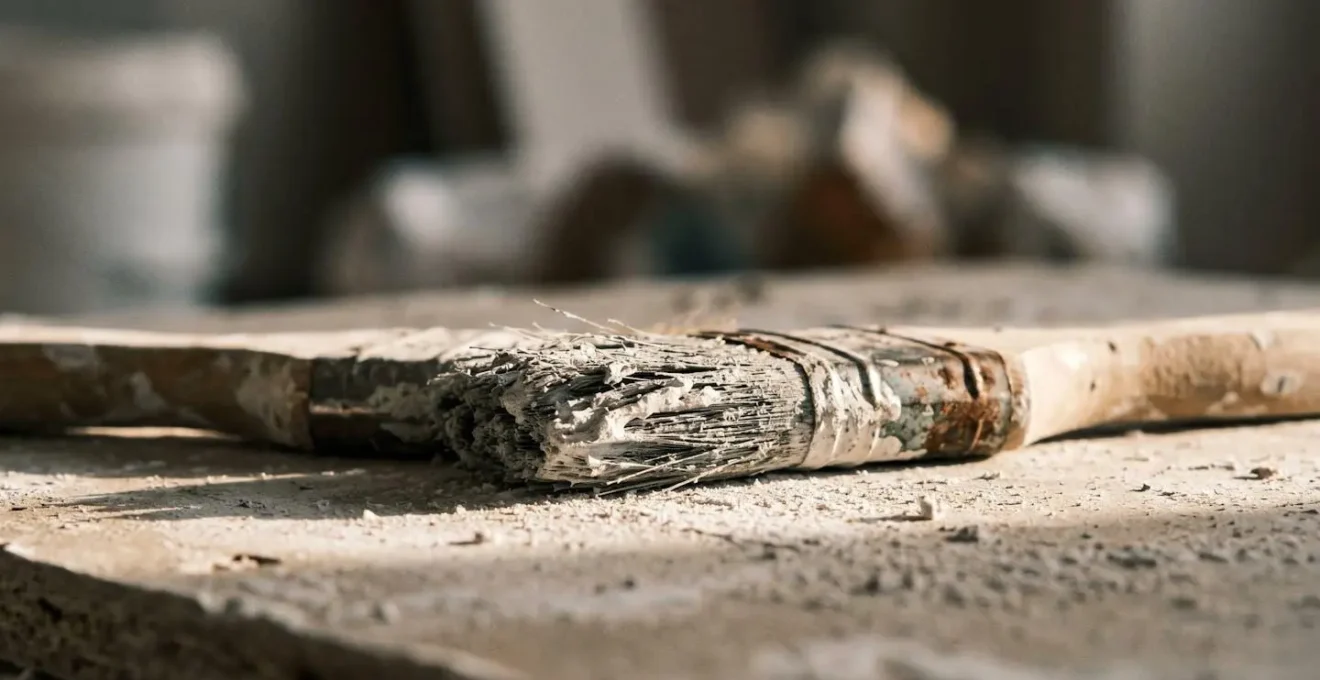 Chantier de rénovation abandonné avec outils retirés et travaux inachevés illustrant l'abandon caractérisé