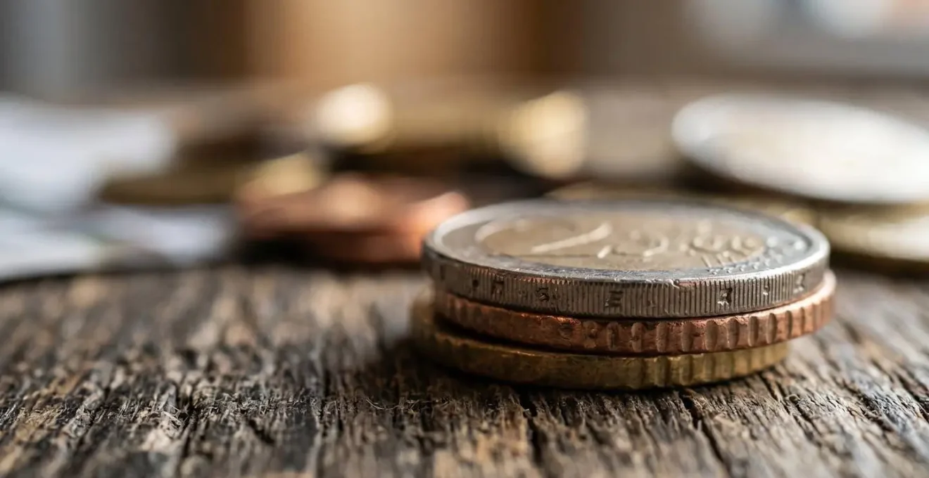 Représentation conceptuelle de l'accumulation d'épargne et de la croissance financière à travers le temps
