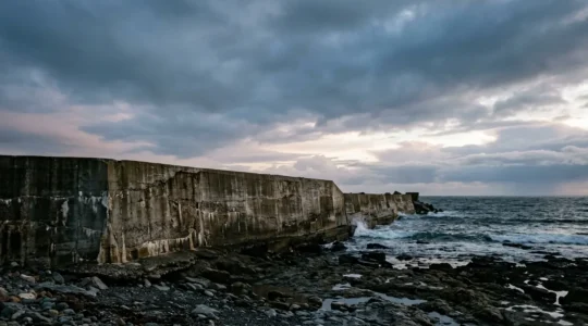 Structure en béton exposée aux intempéries montrant la durabilité face aux agressions climatiques