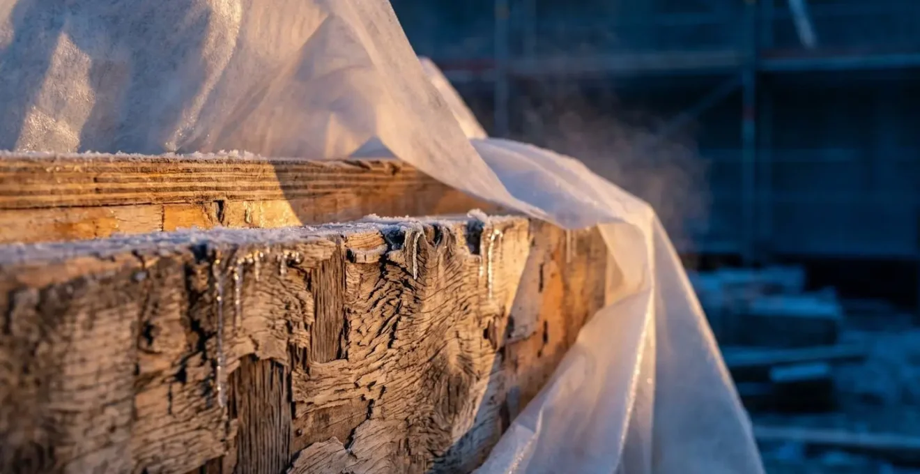 Coffrage protégé par une isolation thermique pour maintenir la température du béton par temps froid