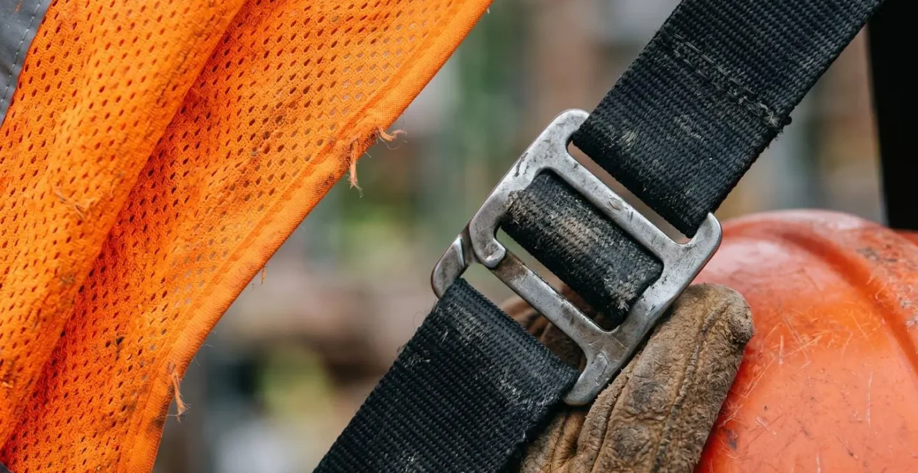 Détail macro d'équipements de protection individuelle sur un chantier de construction